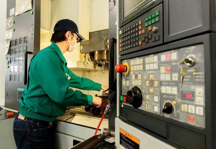 マシニングセンターおよび切削加工機作業者