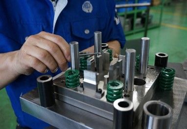 プレス金型メンテナンス作業