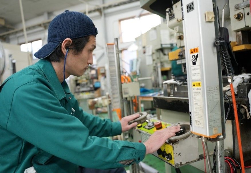 プレス機オペレーター